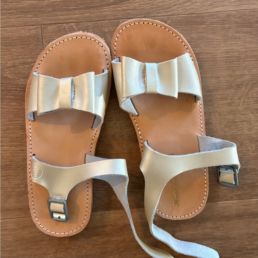 Girls Freshly Picked Bow Sandals Size 11 Platinum color